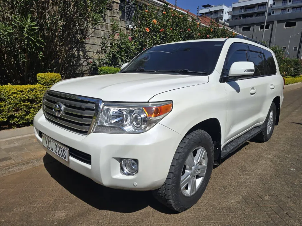 Toyota Land Cruiser 200 Series  2015 (1).webp