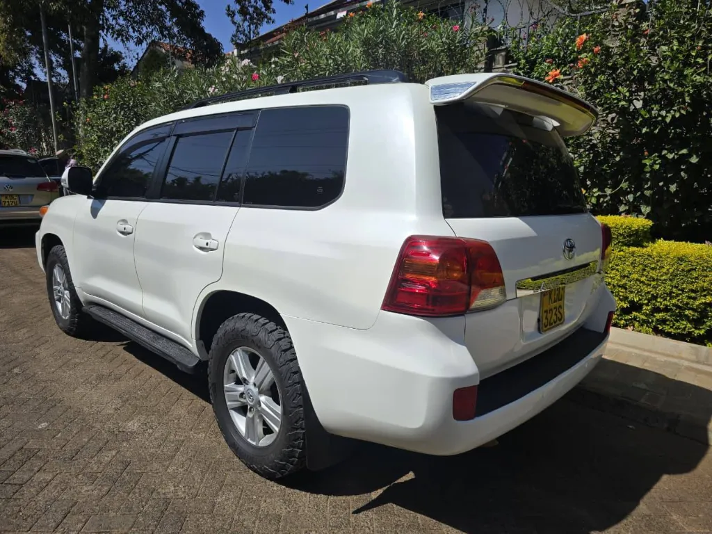 Toyota Land Cruiser 200 Series  2015 (8).webp