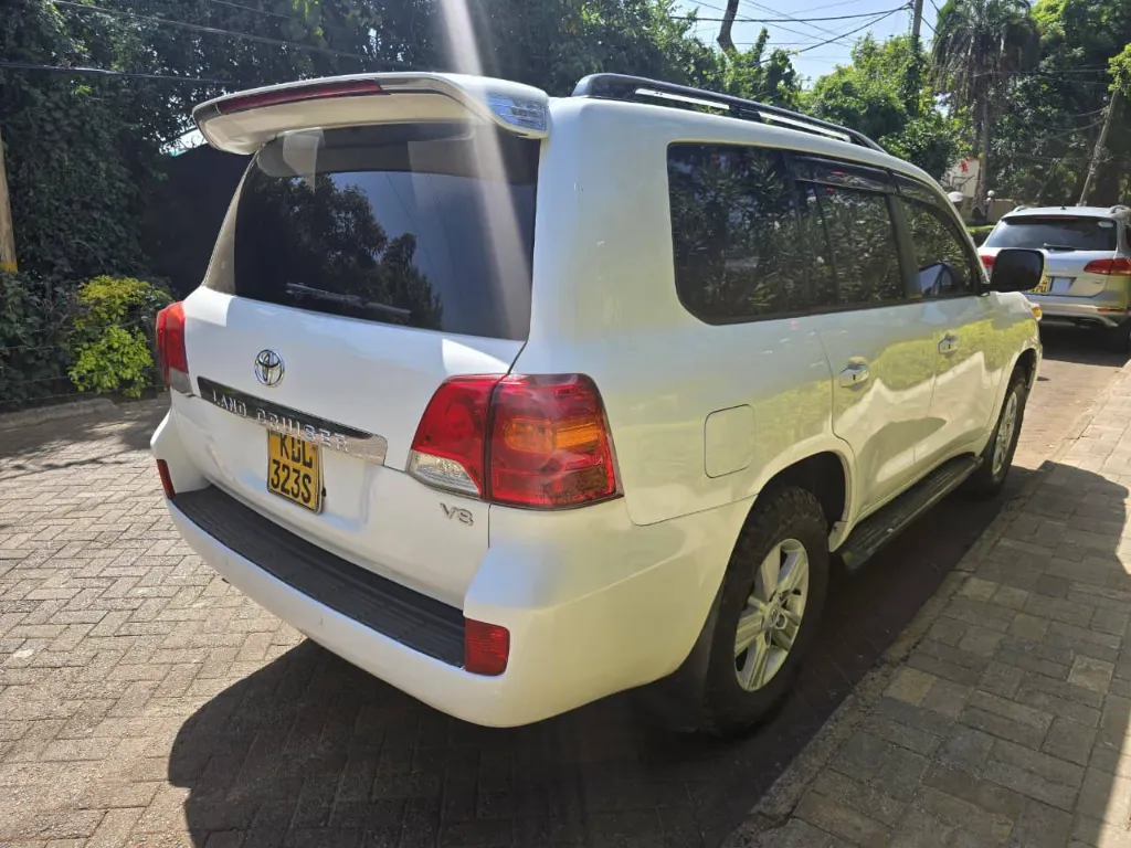 Toyota Land Cruiser 200 Series  2015 (12).webp