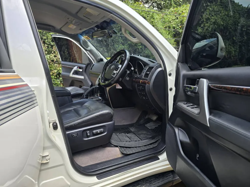 Toyota Land Cruiser 200 Series  2015 (7).webp